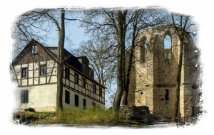 Burgsteinruine mit benachbartem ehemaligen Fachwerk-Wirtshaus